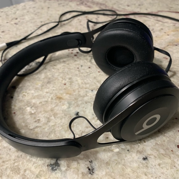 BEATS by Dre Over Ear Headphones - Picture 5 of 7